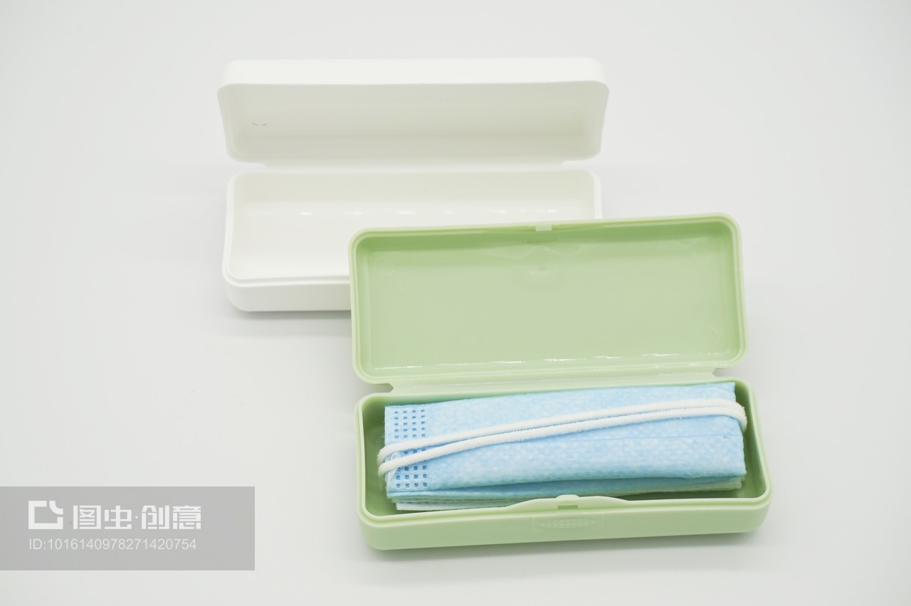白色背景中的雙色口罩盒 日常用品中的防疫美學